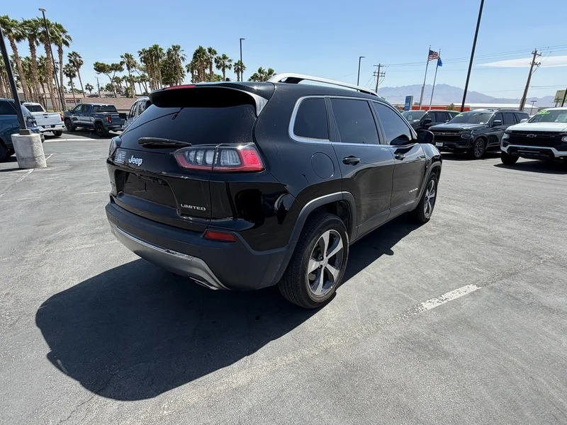 Used 2019 Diamond Black Cry Jeep Limited image 3