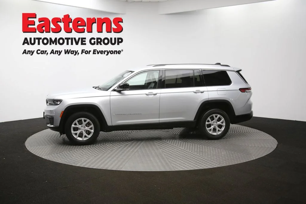 Used 2023 Silver Jeep Limited image 60