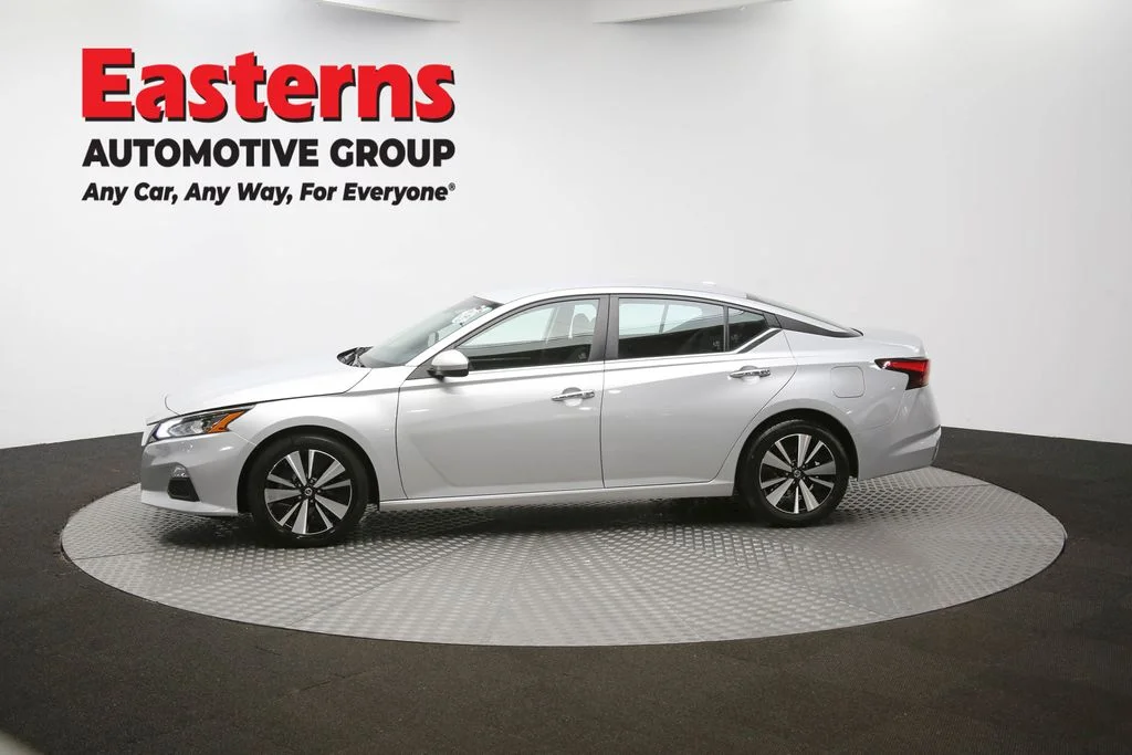 Used 2022 Silver Nissan 2.5 SV image 54
