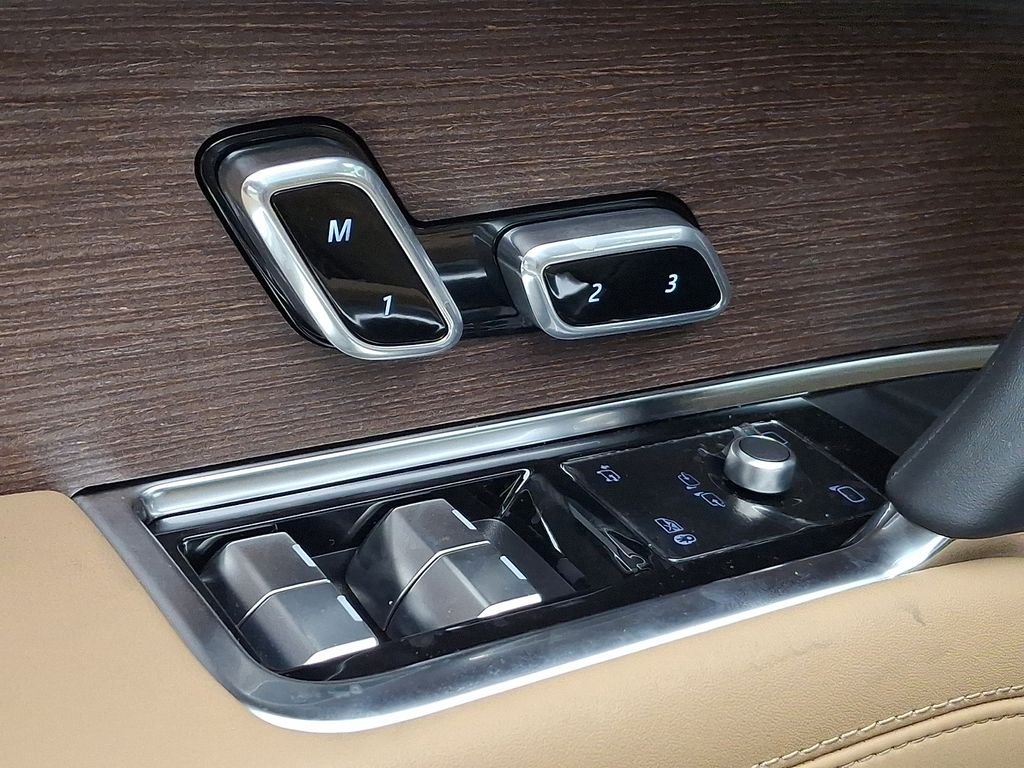 New 2026 Santorini Black Metallic Land Rover SE image 21