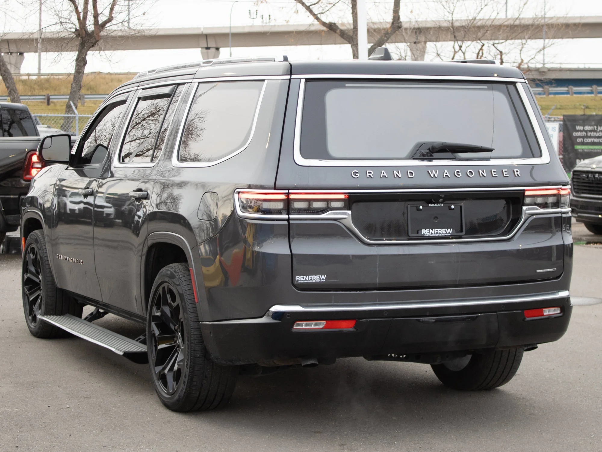 Used 2022 Grey Jeep Series III* 4x4, Massaging Heated/Ventilated Seats, Rear-Seat Entertainment Group, Panoramic Roof image 13