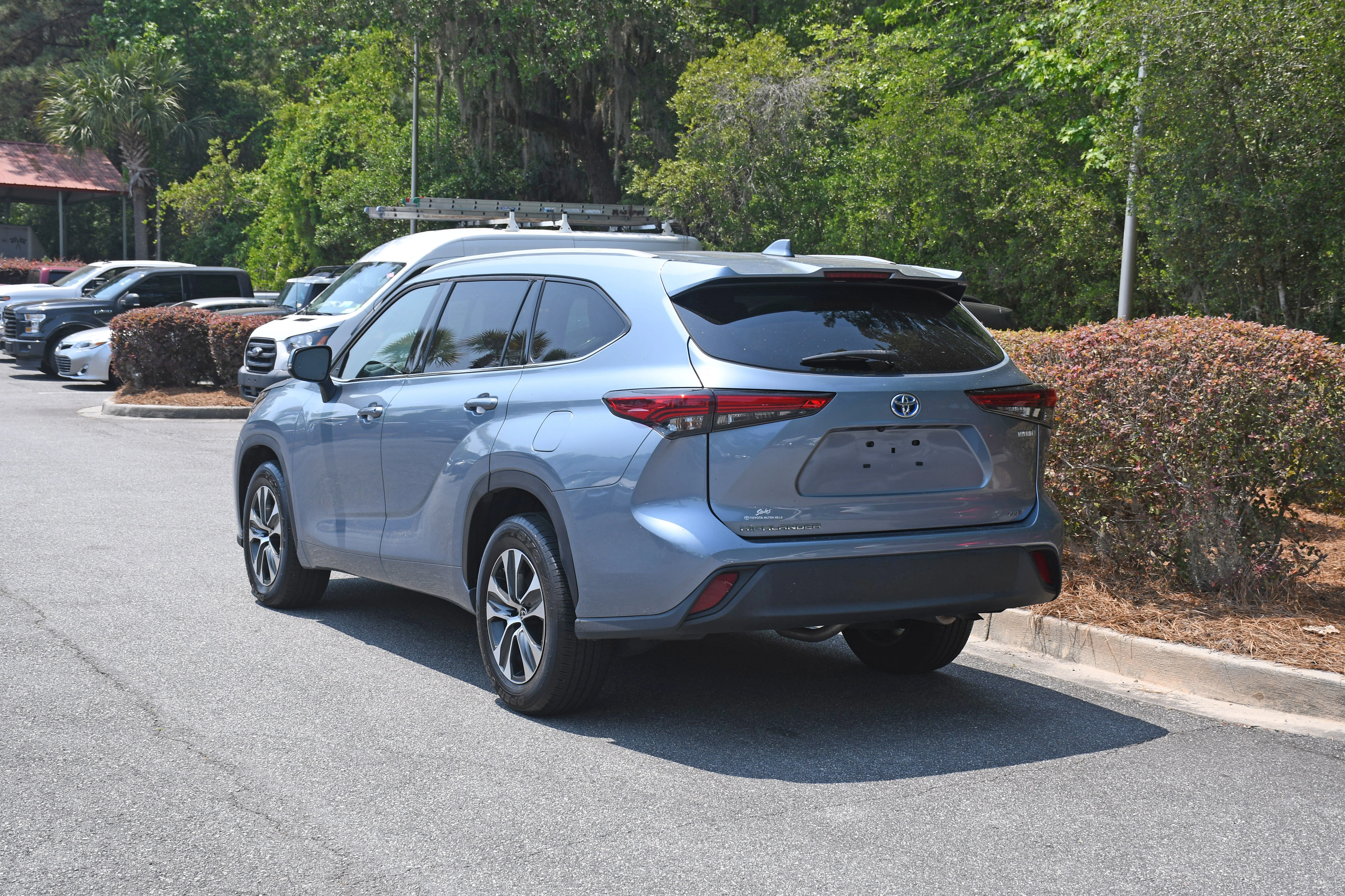 Used 2022  Toyota XLE image 2
