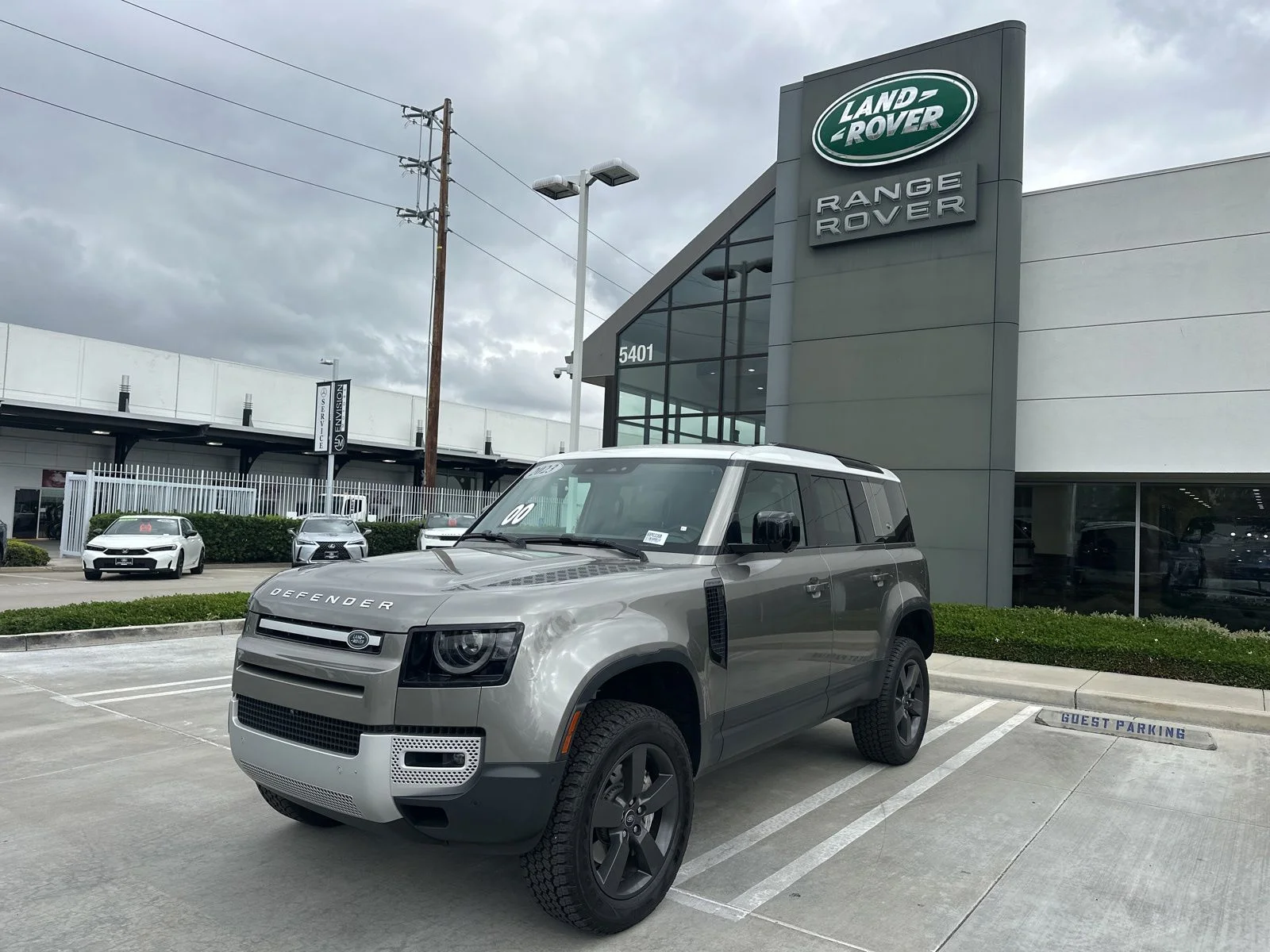 2023 Land Rover Defender SE's photo