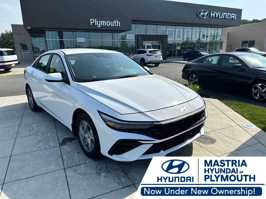 Used 2024 White Hyundai SE image 1