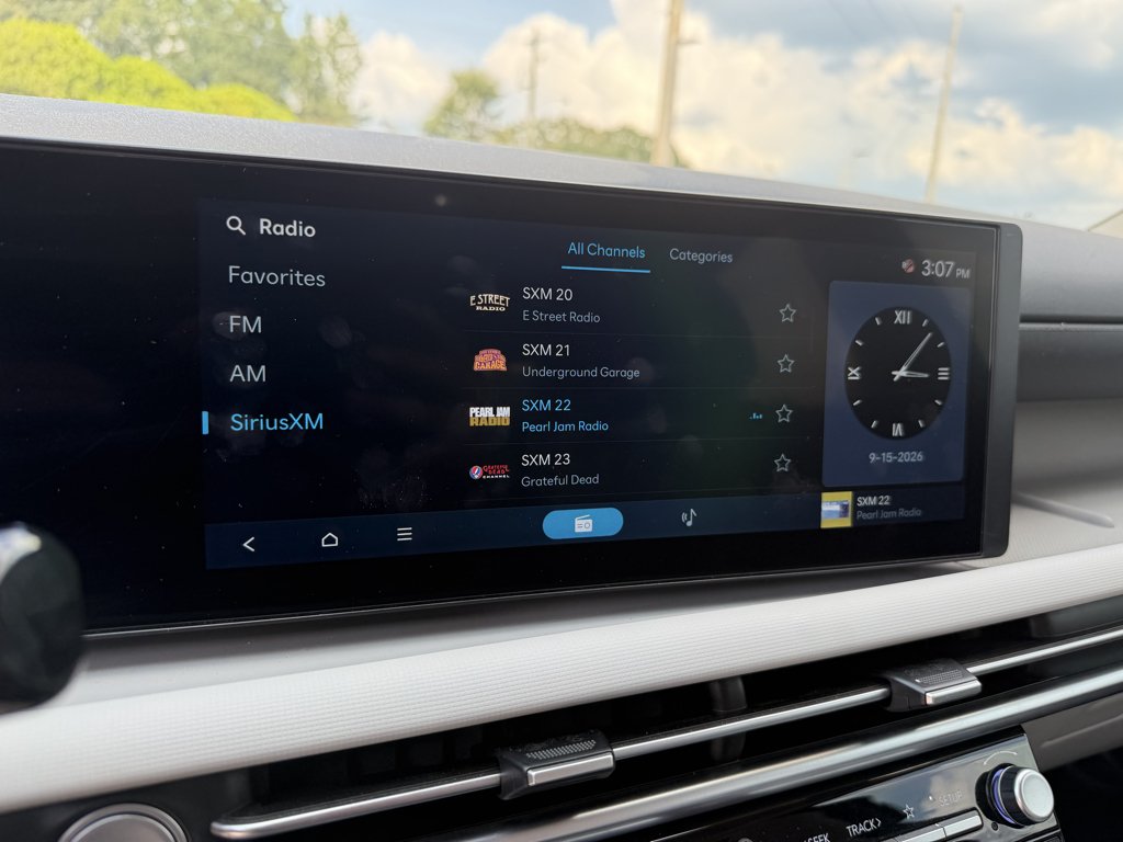 Used 2025 Silver Hyundai SEL image 33