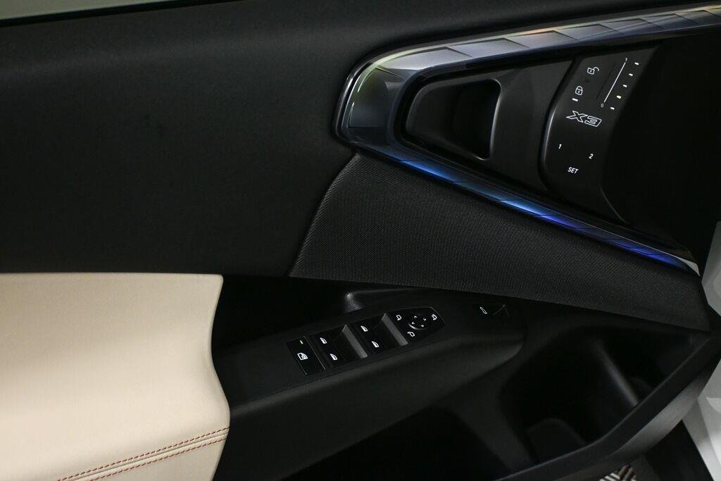 Used 2025 Mineral White Metallic BMW 30 xDrive image 4