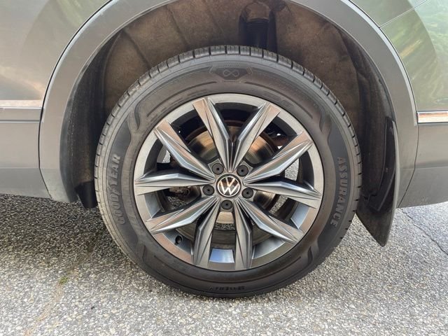 Used 2022 Platinum Gray Metallic Volkswagen 2.0T SE image 9