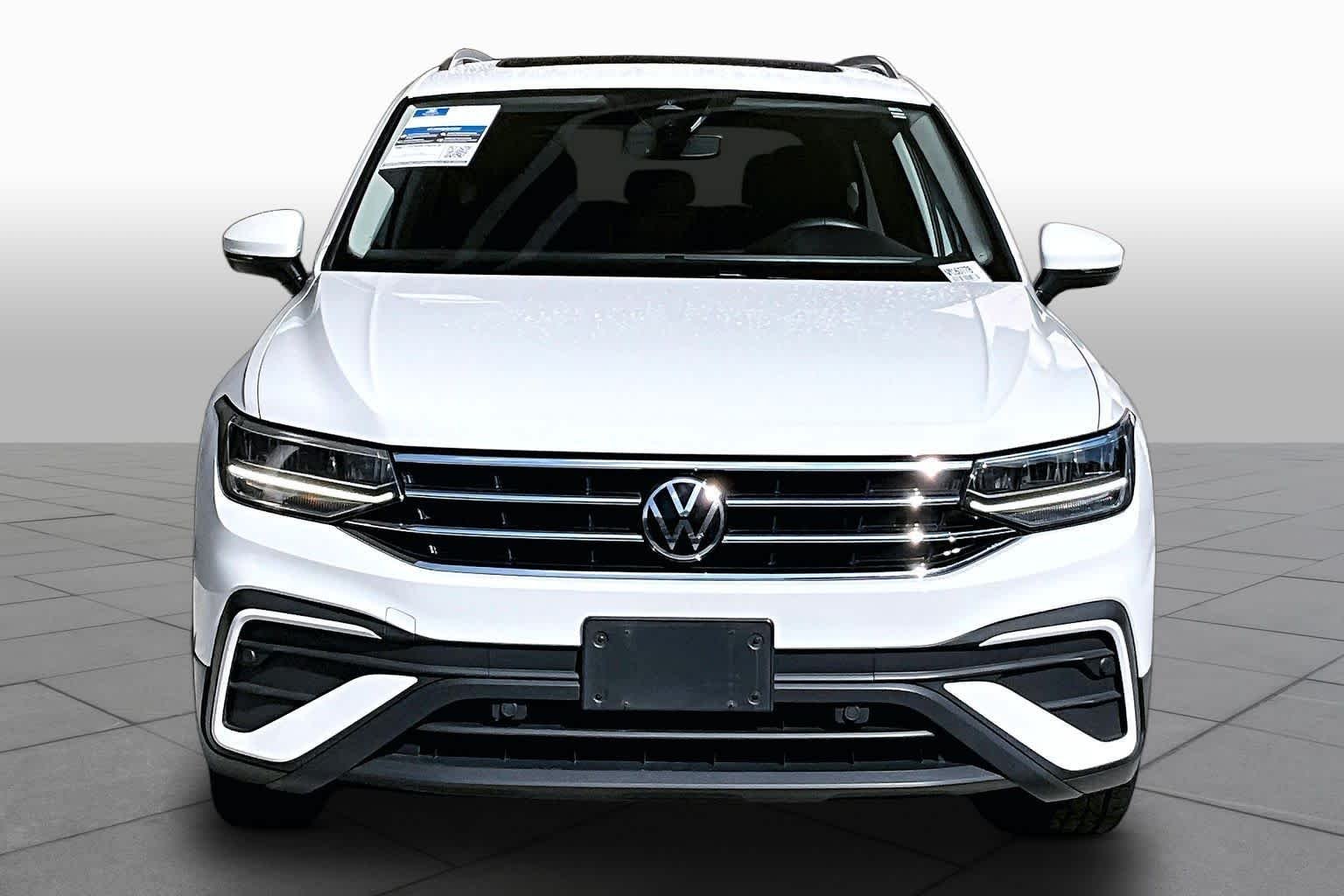 Used 2022 Pure White Volkswagen SE image 4