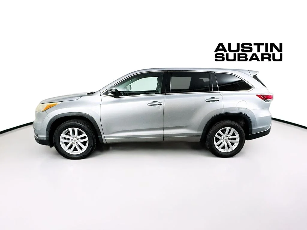 Used 2015 Silver Toyota LE image 4