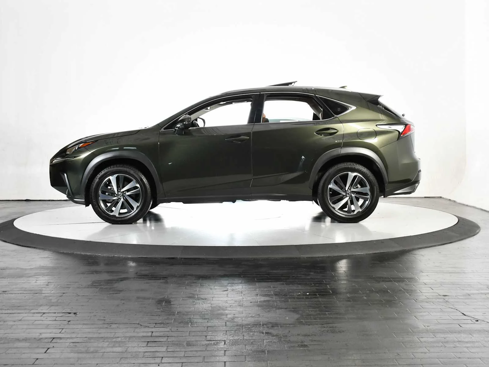 Used 2021 Nori Green Pearl Lexus  image 2