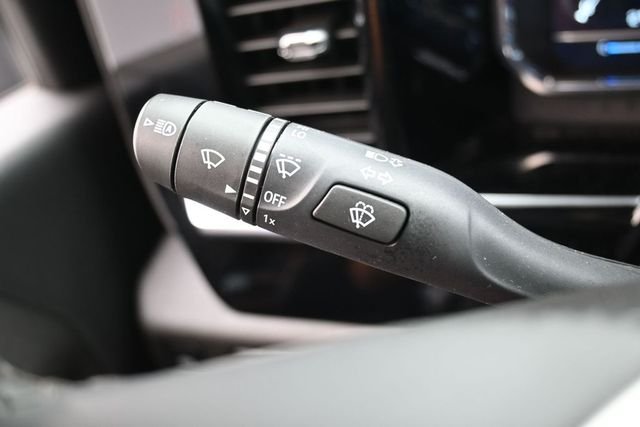 Used 2025 White GMC SLT image 17