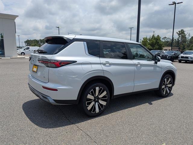 Used 2025 White Diamond Mitsubishi SE image 7