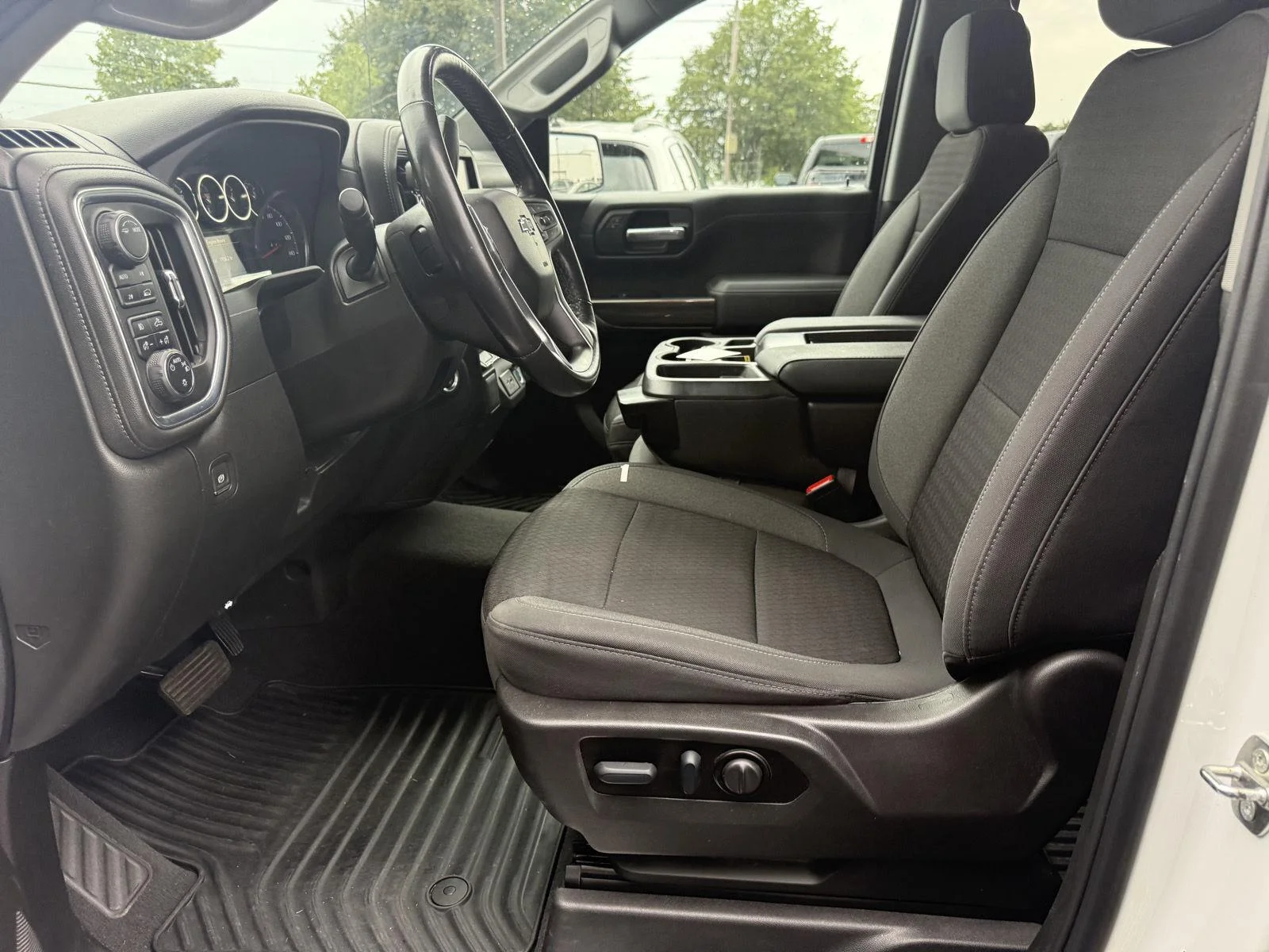 Used 2022 SUMMIT WHITE Chevrolet RST image 10