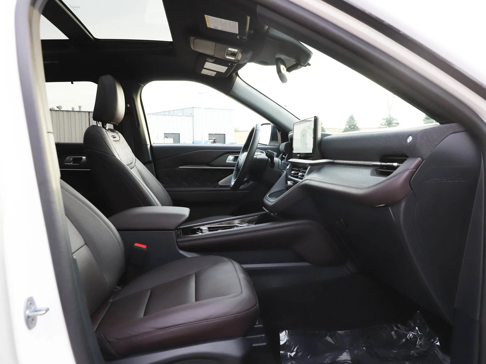 Used 2025 White Metallic Ford Platinum image 10