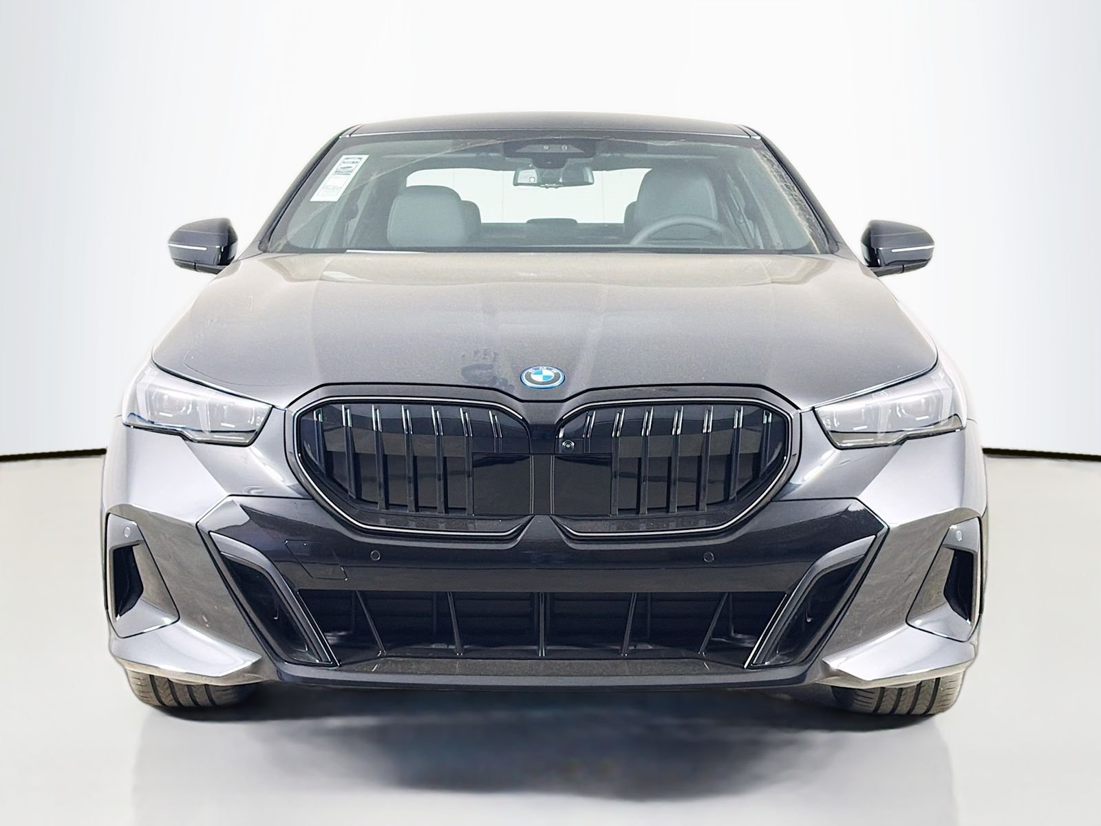 New 2027 Black Sapphire Metallic BMW 550e xDrive image 2