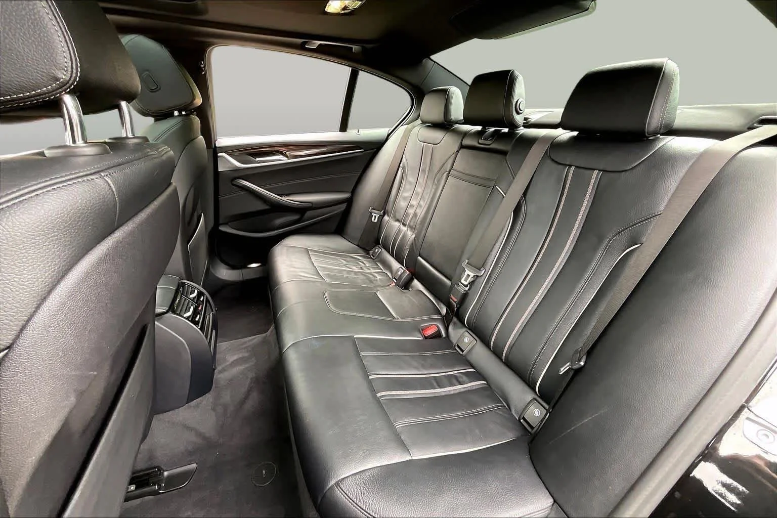 Used 2020 Black Sapphire Metallic BMW 530i xDrive image 20