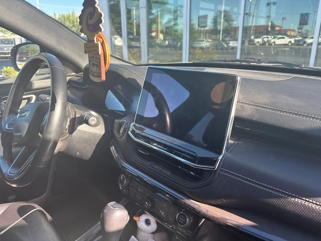 Used 2022 White Jeep Latitude image 11