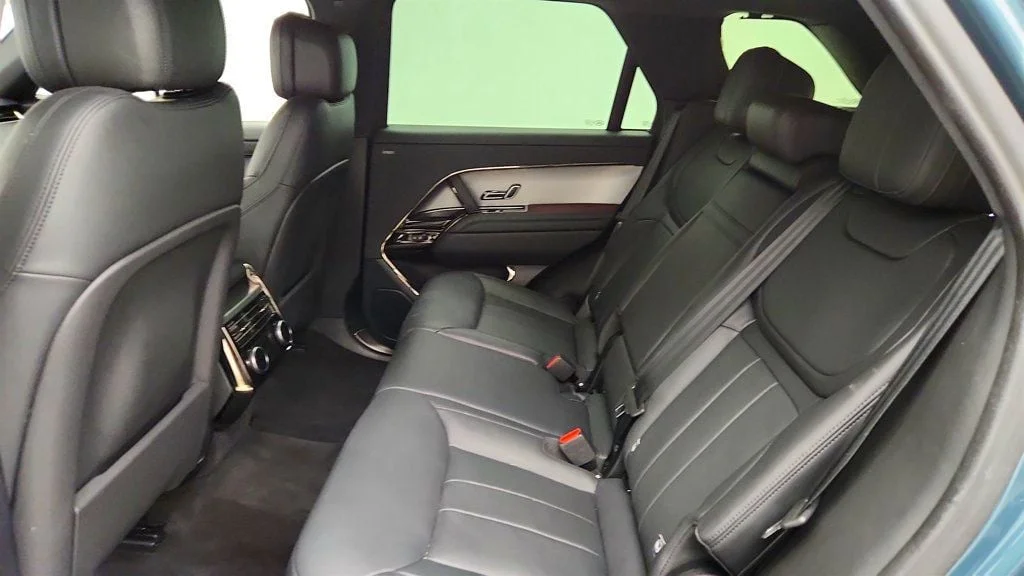 Used 2024 Giola Green Metallic Land Rover P400 Dynamic SE w/ Meridian Audio & Black Exterior Pack image 20