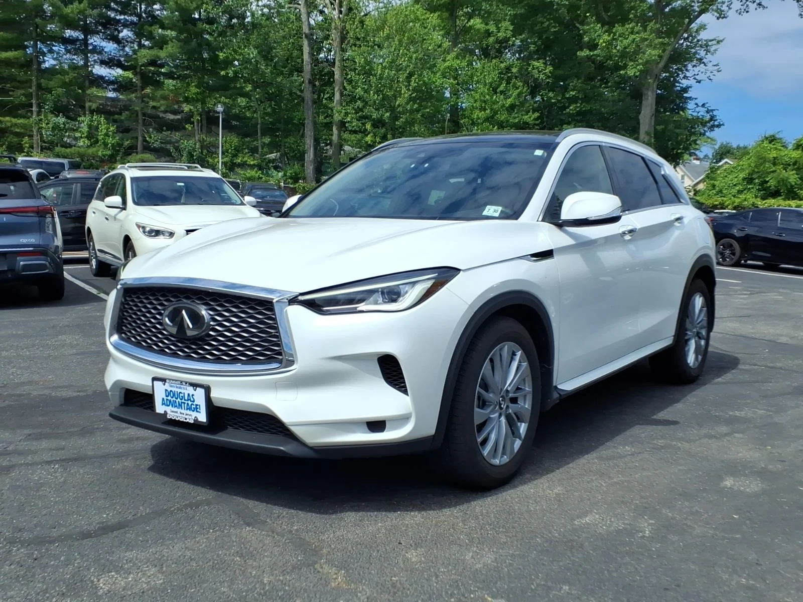 Certified Used 2025 White INFINITI LUXE image 1