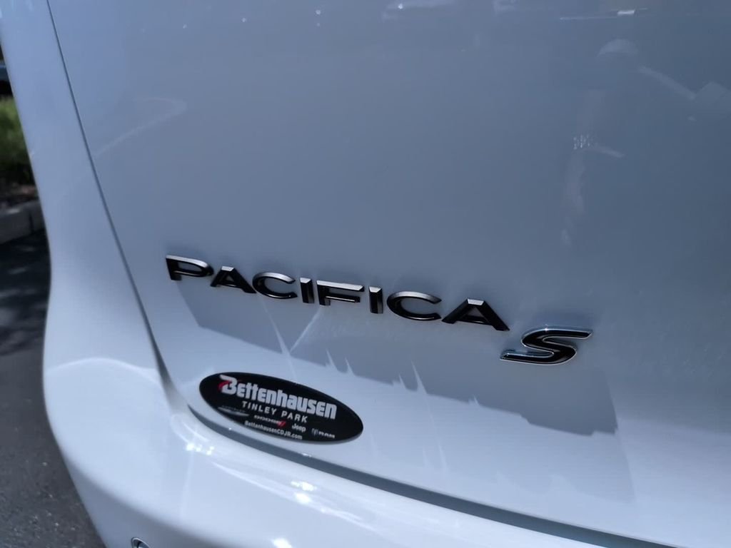 New 2027 Bright White Clearcoat Chrysler Limited image 7