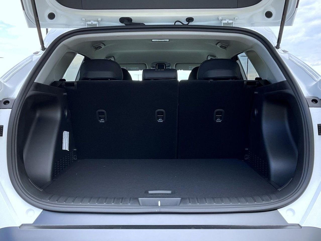 New 2026 White Hyundai SEL Premium image 22