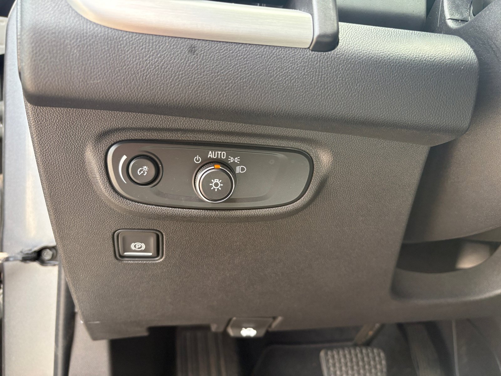Used 2024 Sterling Metallic GMC SLE image 23