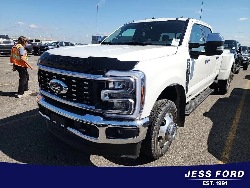 2025 Ford F-350 Lariat 4x4 Crew Cab 176 in DRW's photo