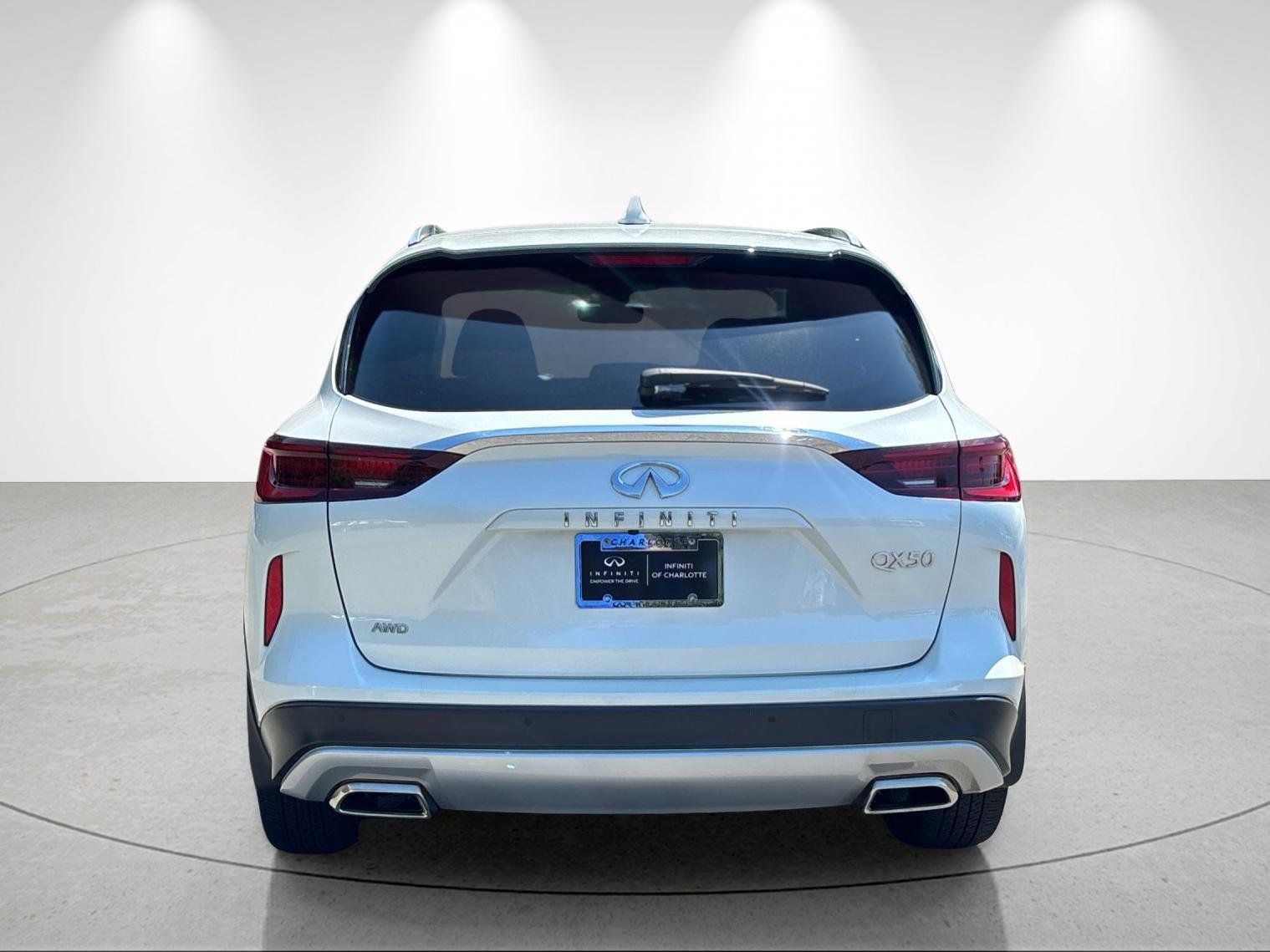Used 2025 Radiant White INFINITI LUXE image 4