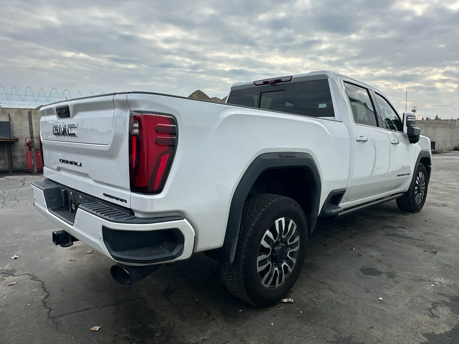 Used 2024 White Frost Tricoat GMC Denali Ultimate image 4