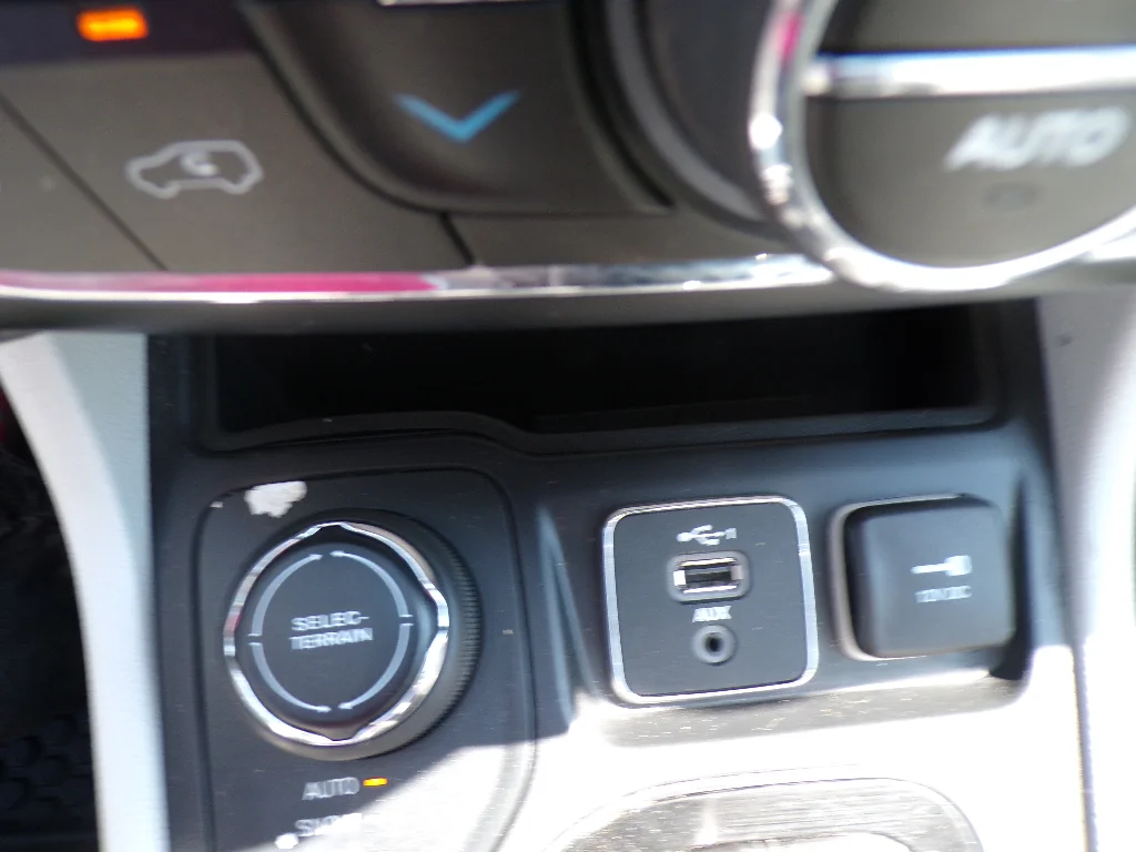 Used 2019 Velvet Red Pearlcoat Jeep Overland image 22