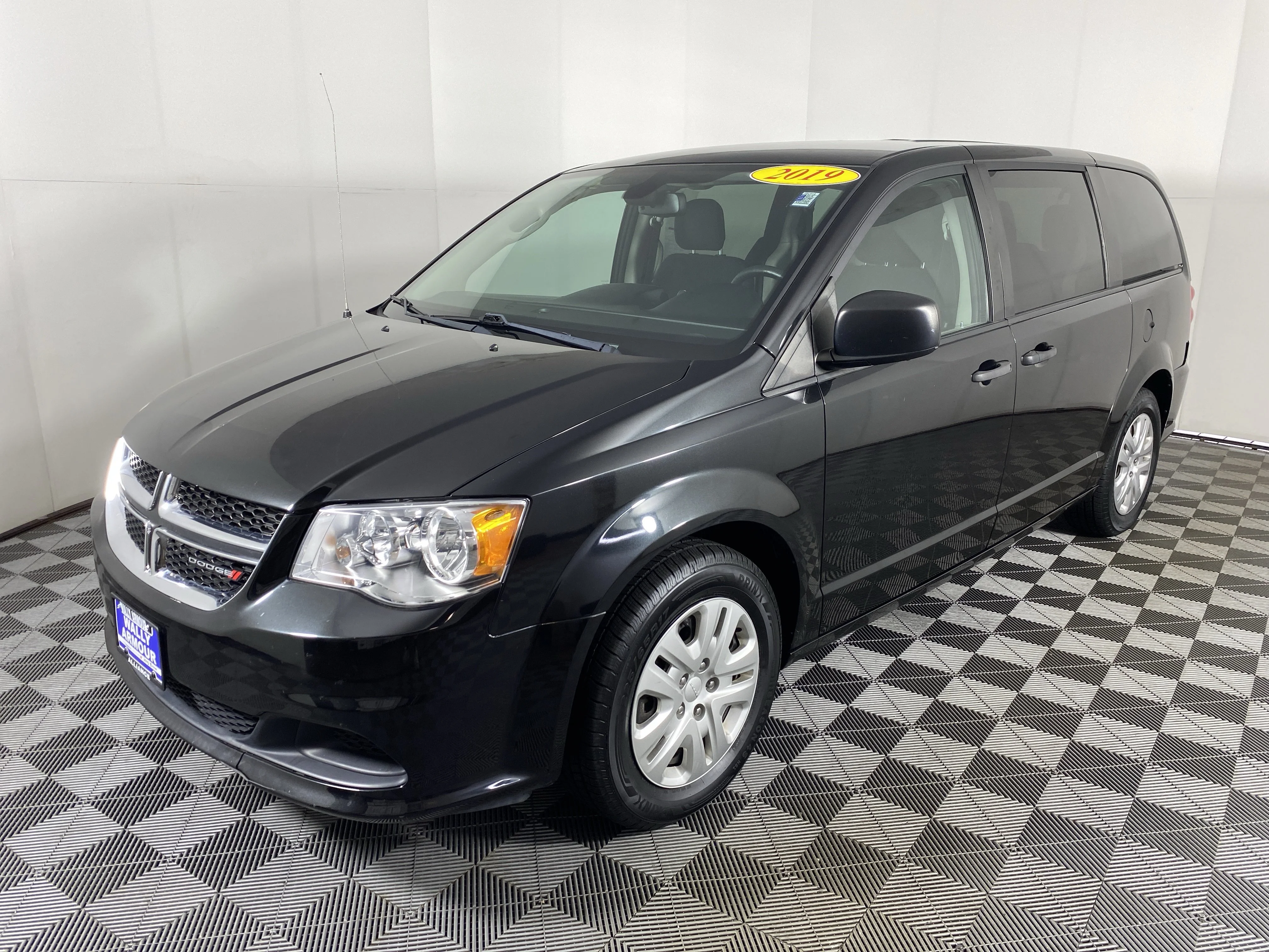 Used 2019 Black Onyx Crystal Pearlcoat Dodge SE image 9