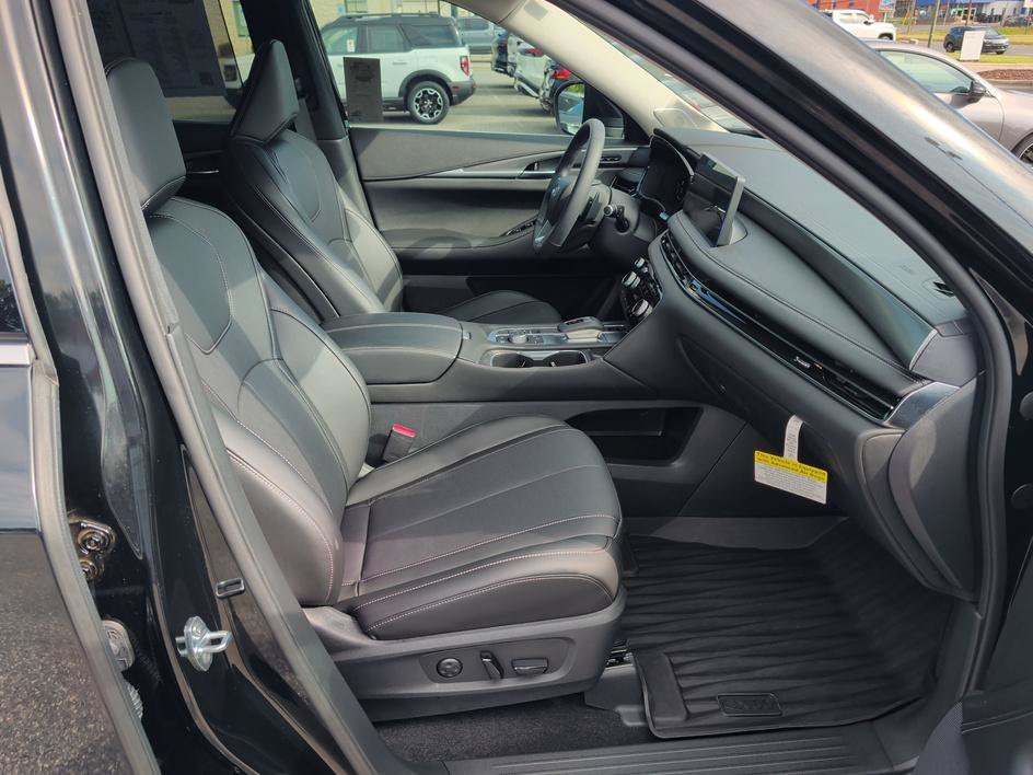 Certified Used 2026 Mineral Black INFINITI LUXE image 12