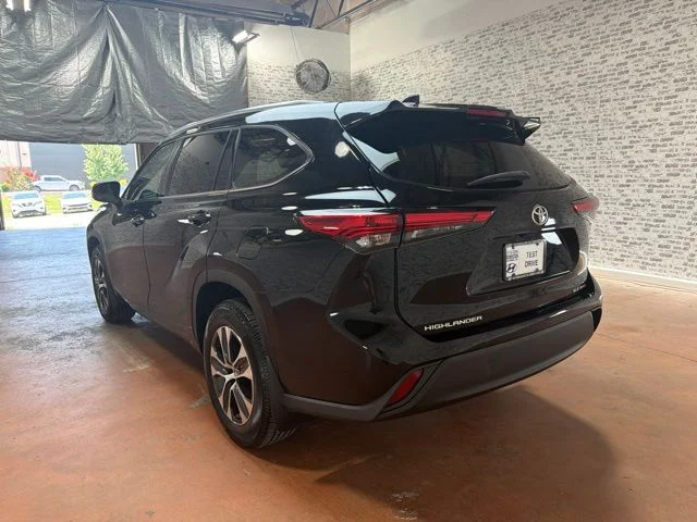 Used 2021 Black Toyota XLE image 5
