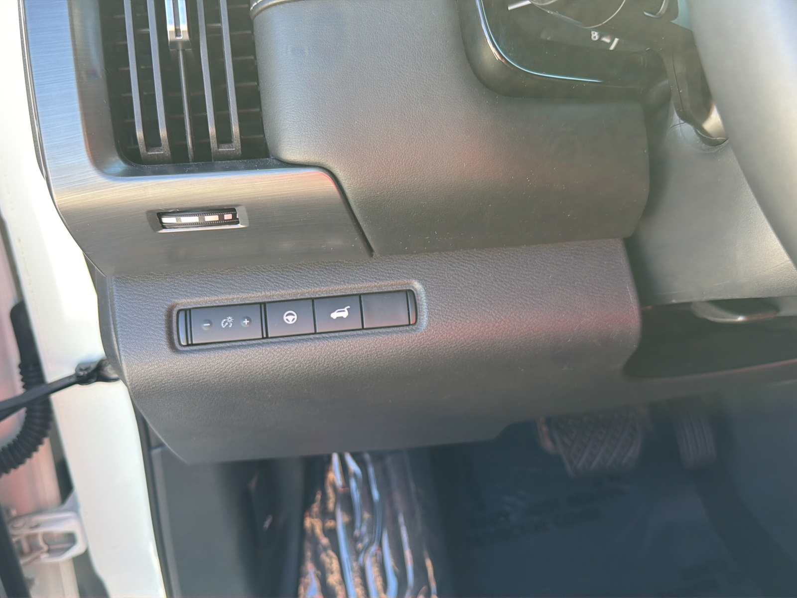 Used 2023 White Nissan SL image 19
