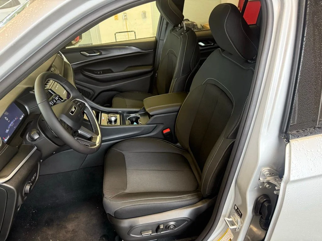 New 2026 Silver Zynith Exterior Paint Jeep Laredo X image 34