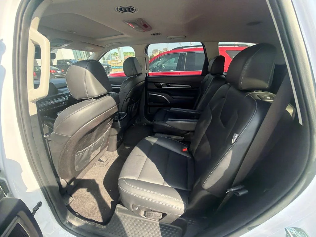 Used 2025 White Kia S image 17