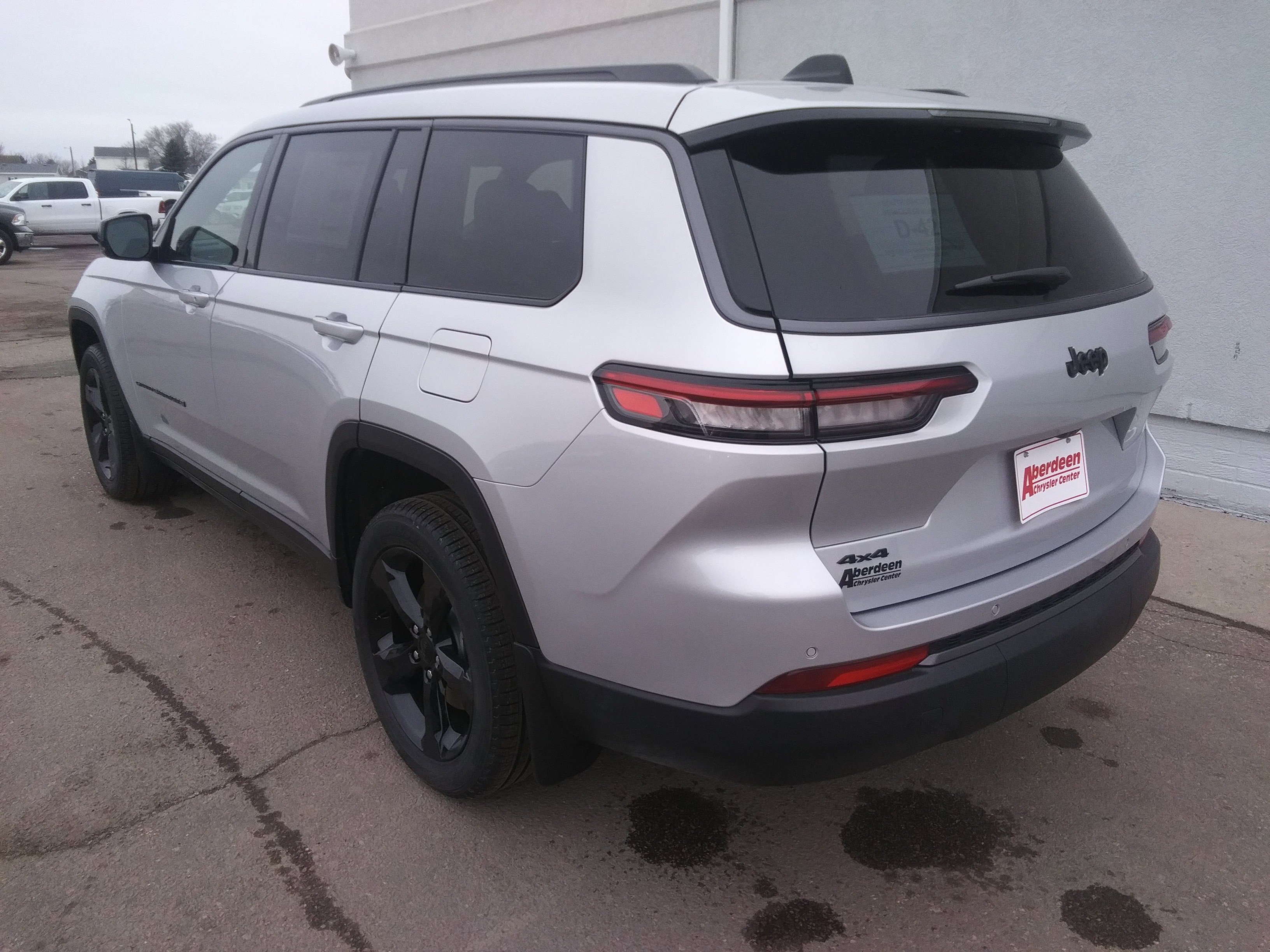 New 2026 Silver Zynith Exterior Paint Jeep Limited image 7