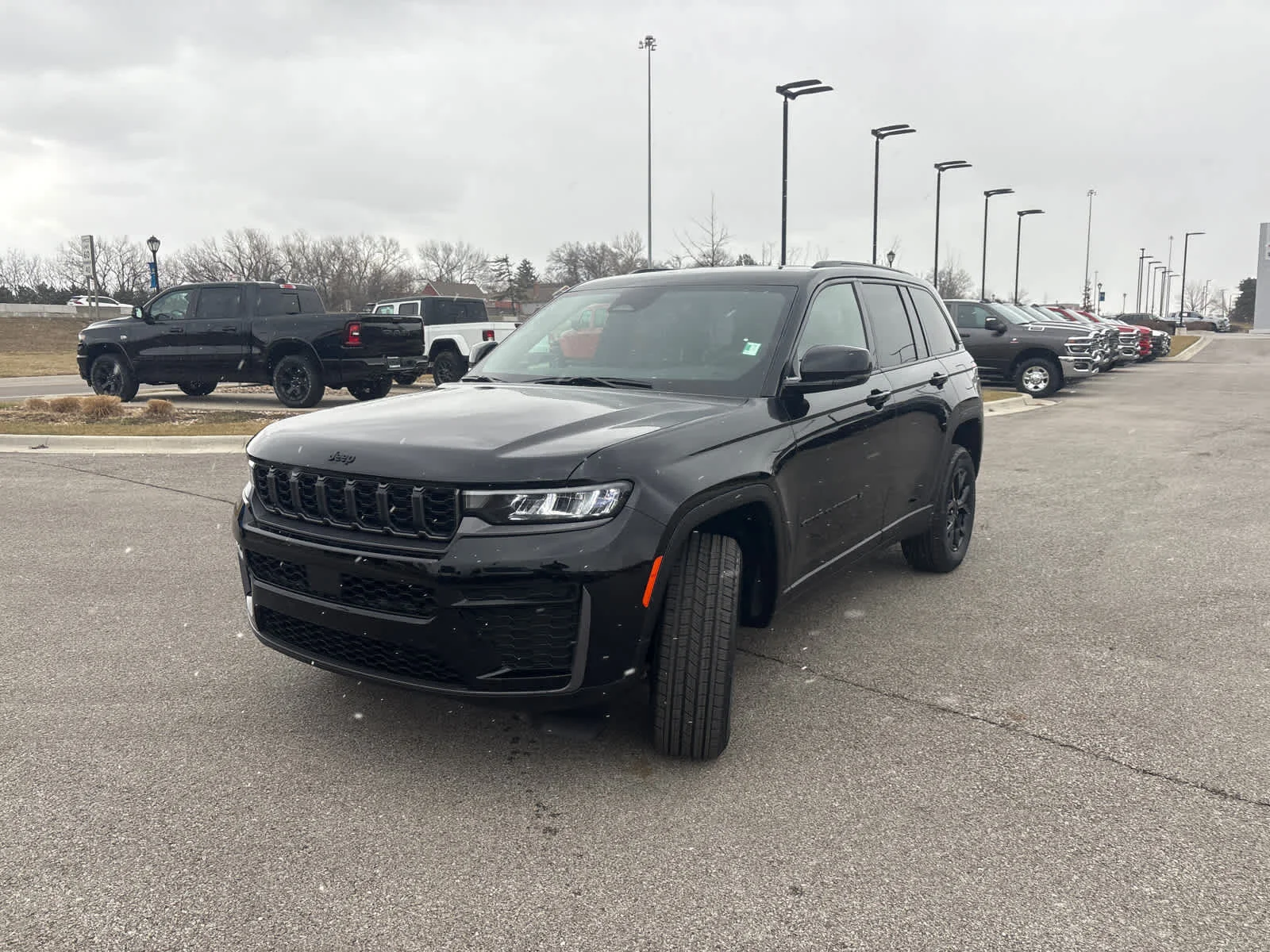 New 2026 Diamond Black Crystal Pearlcoat Jeep Laredo Altitude image 4