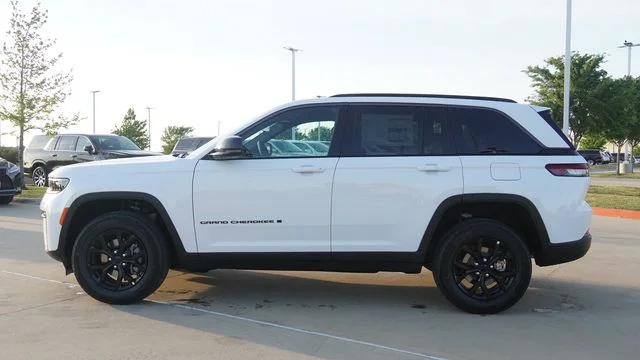 New 2026 Bright White Clear-Coat Exterior Paint Jeep Altitude image 6