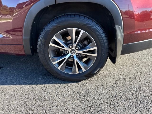 Used 2016 Red Toyota XLE V6 image 9