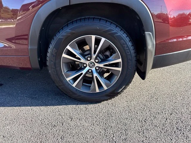 Used 2016 Red Toyota XLE V6 image 9