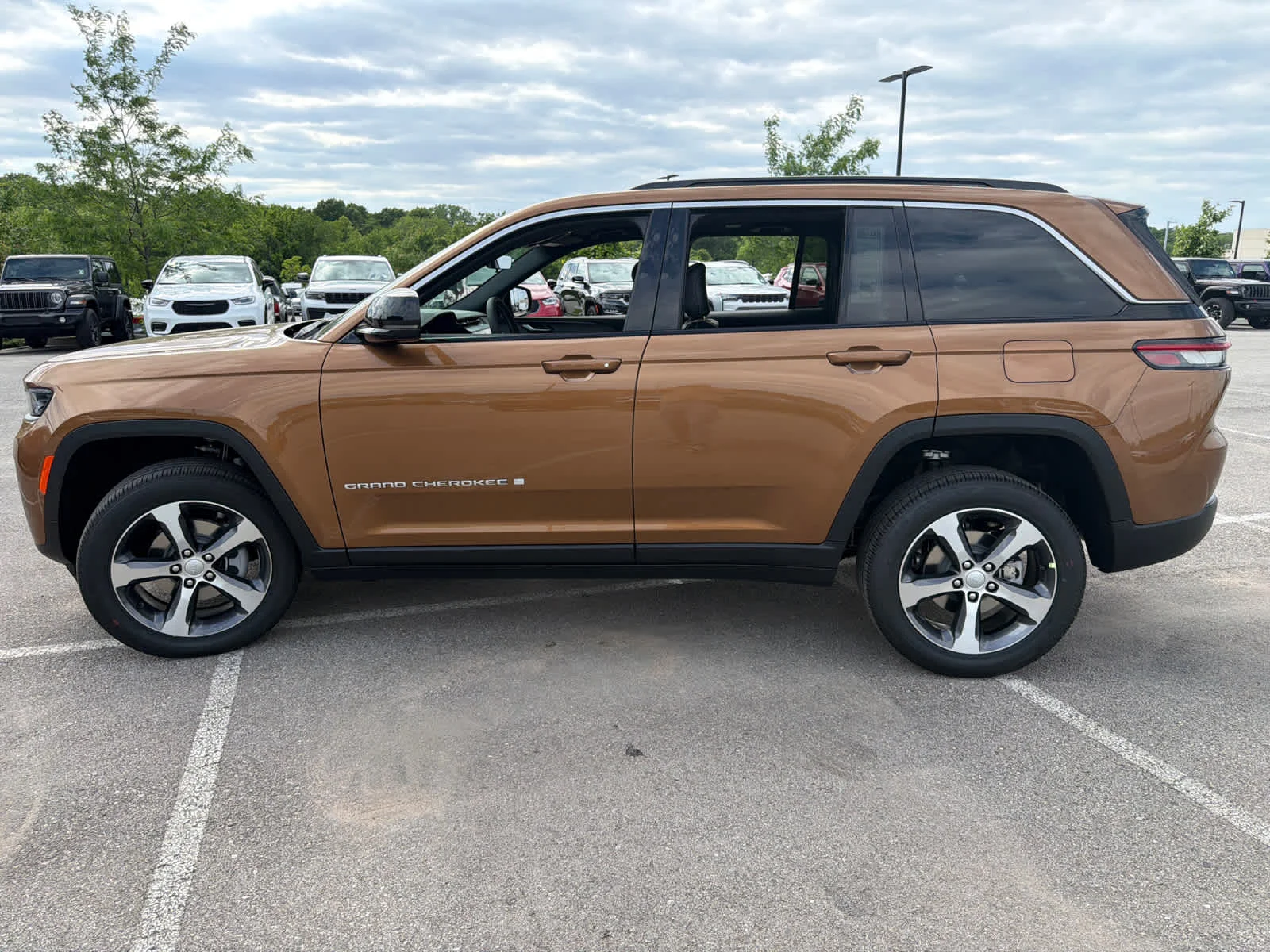 New 2026 Copper Shino Metallic Clear-Coat Exterior Paint Jeep Limited image 9