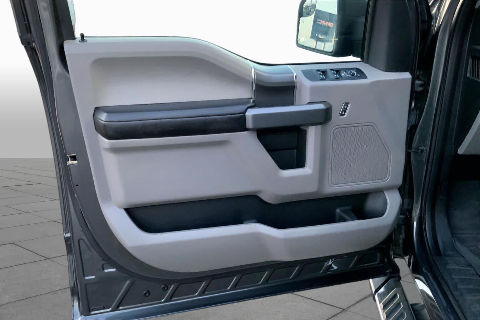 Used 2018 Magnetic Metallic Ford XLT image 19