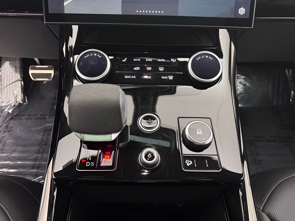 Used 2023  Land Rover SE Dynamic image 16