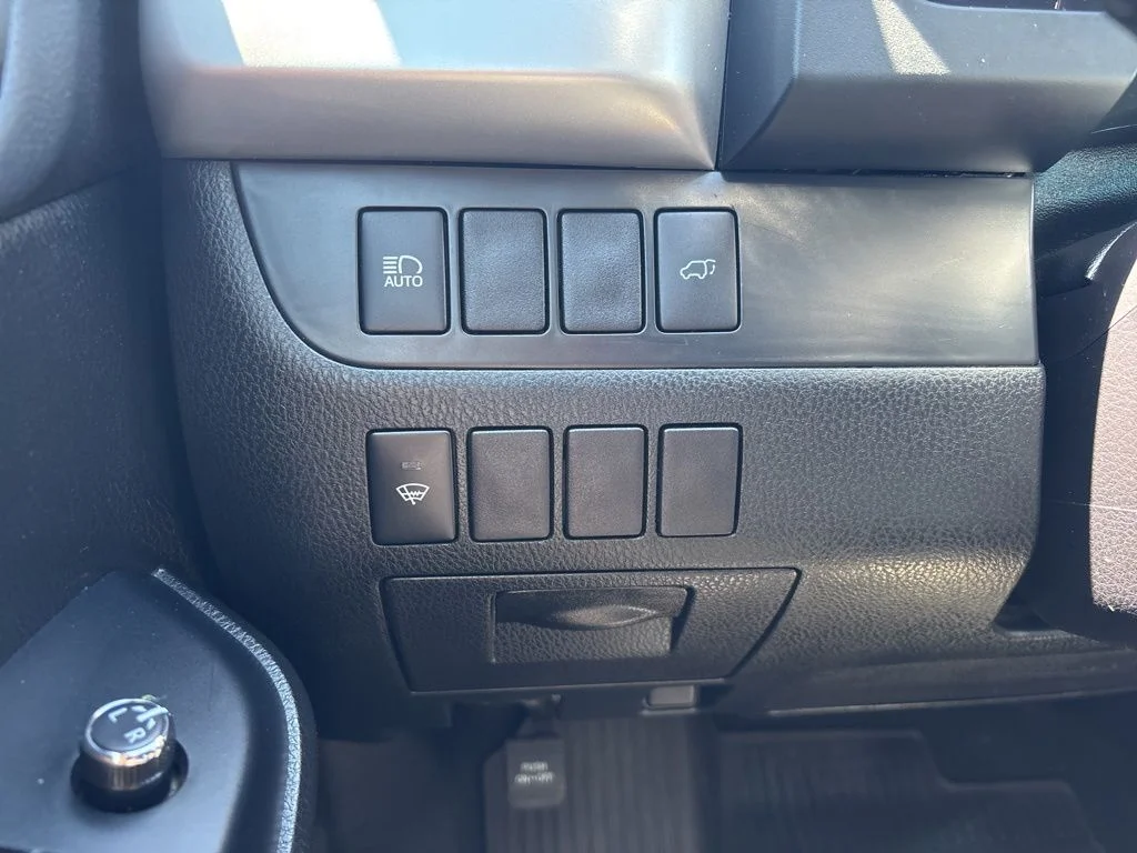 Used 2019 Silver Toyota XLE image 25