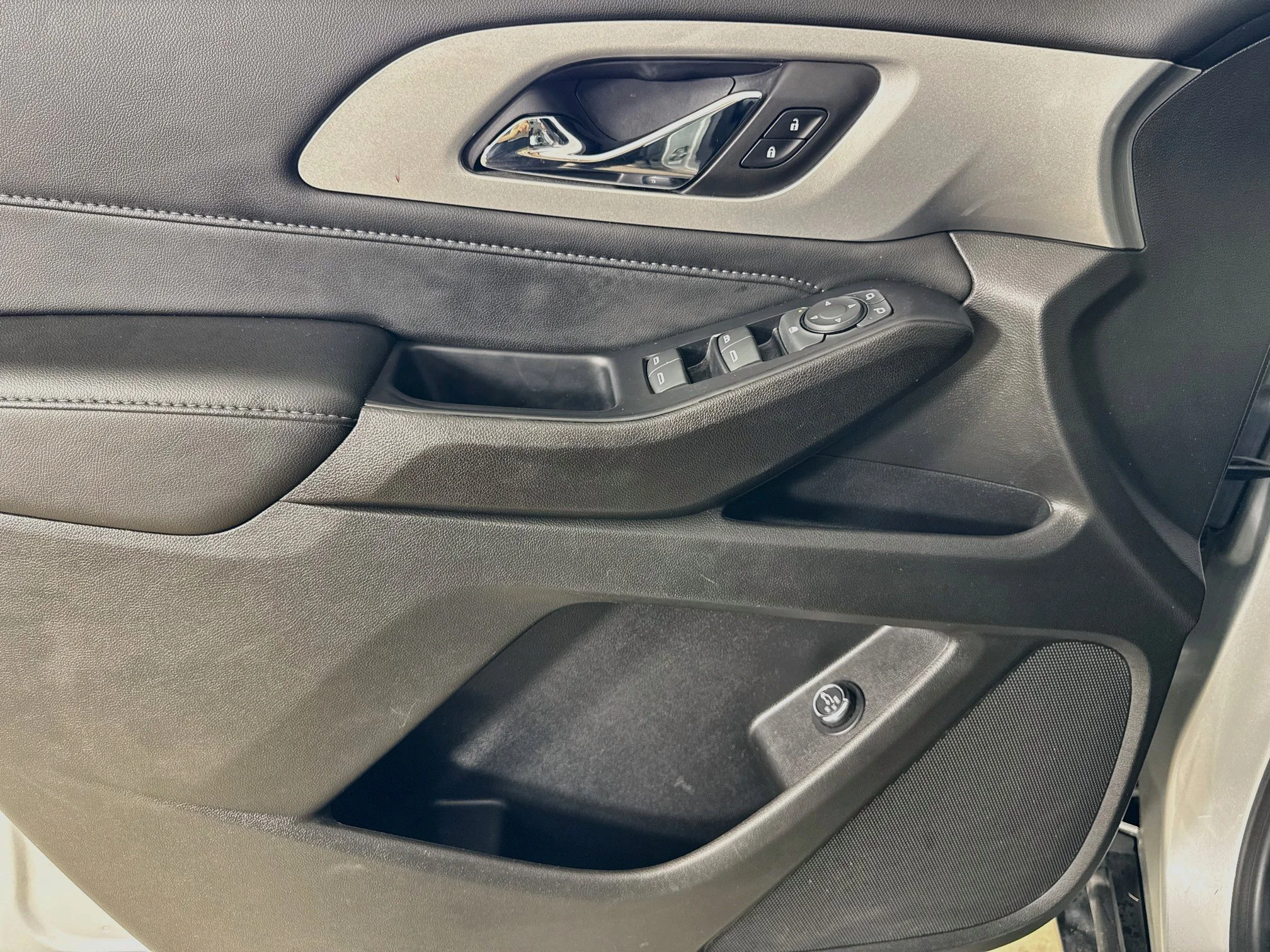Used 2022 SILVER ICE METALLIC Chevrolet LT Cloth image 20
