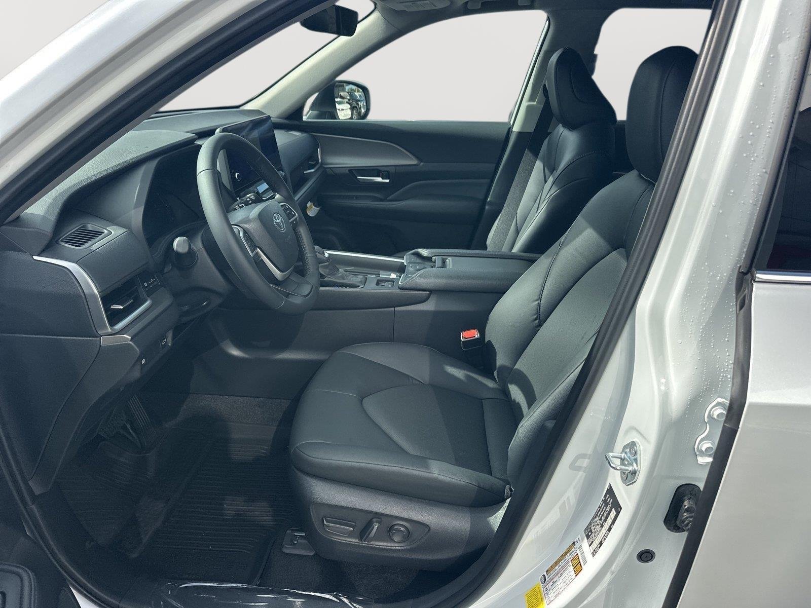 New 2026 Wind Chill Pearl <sup>1</sup> Toyota  XLE image 8