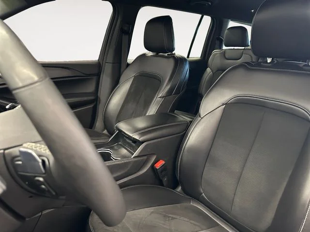 Used 2024 Silver Jeep Altitude image 9