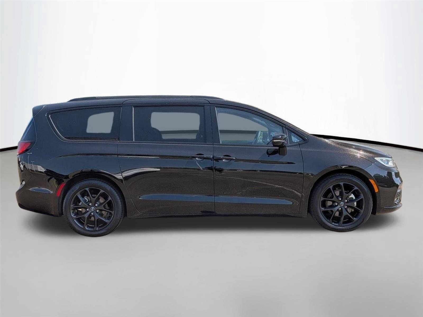 Used 2025 Diamond Black Crystal Pearlcoat Chrysler Limited image 6