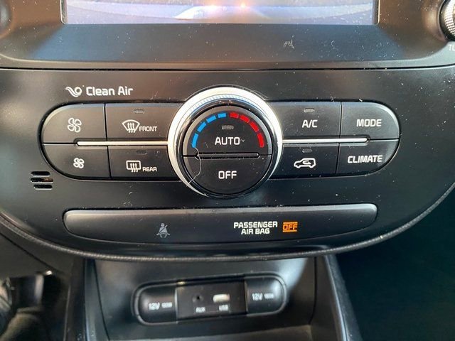 Used 2019  Kia + image 13
